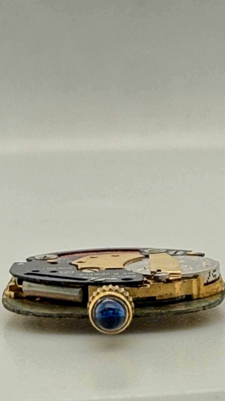 Omega Swiss Quartz Watch Movement working Gold Dial Crown Hands Cal. 976.001