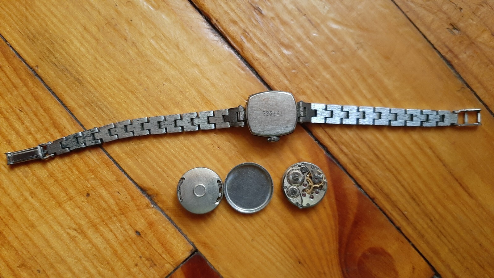 2 old Soviet mechanisms of women’s watches Chaika and Zaria watches. Not working