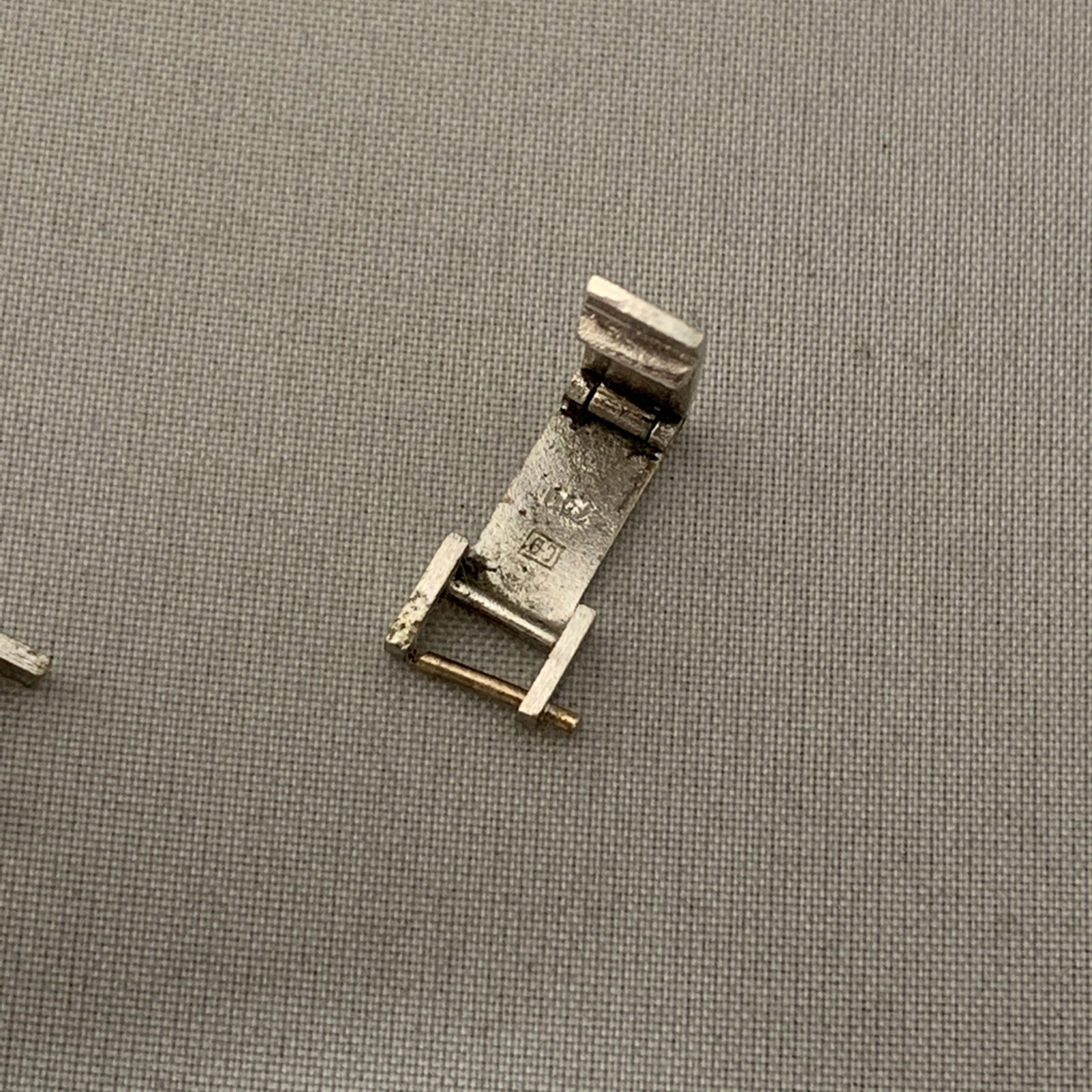18k White Gold Stamped 750 Folding Clasp Buckle Bark Finish 5 mm Rare Vintage