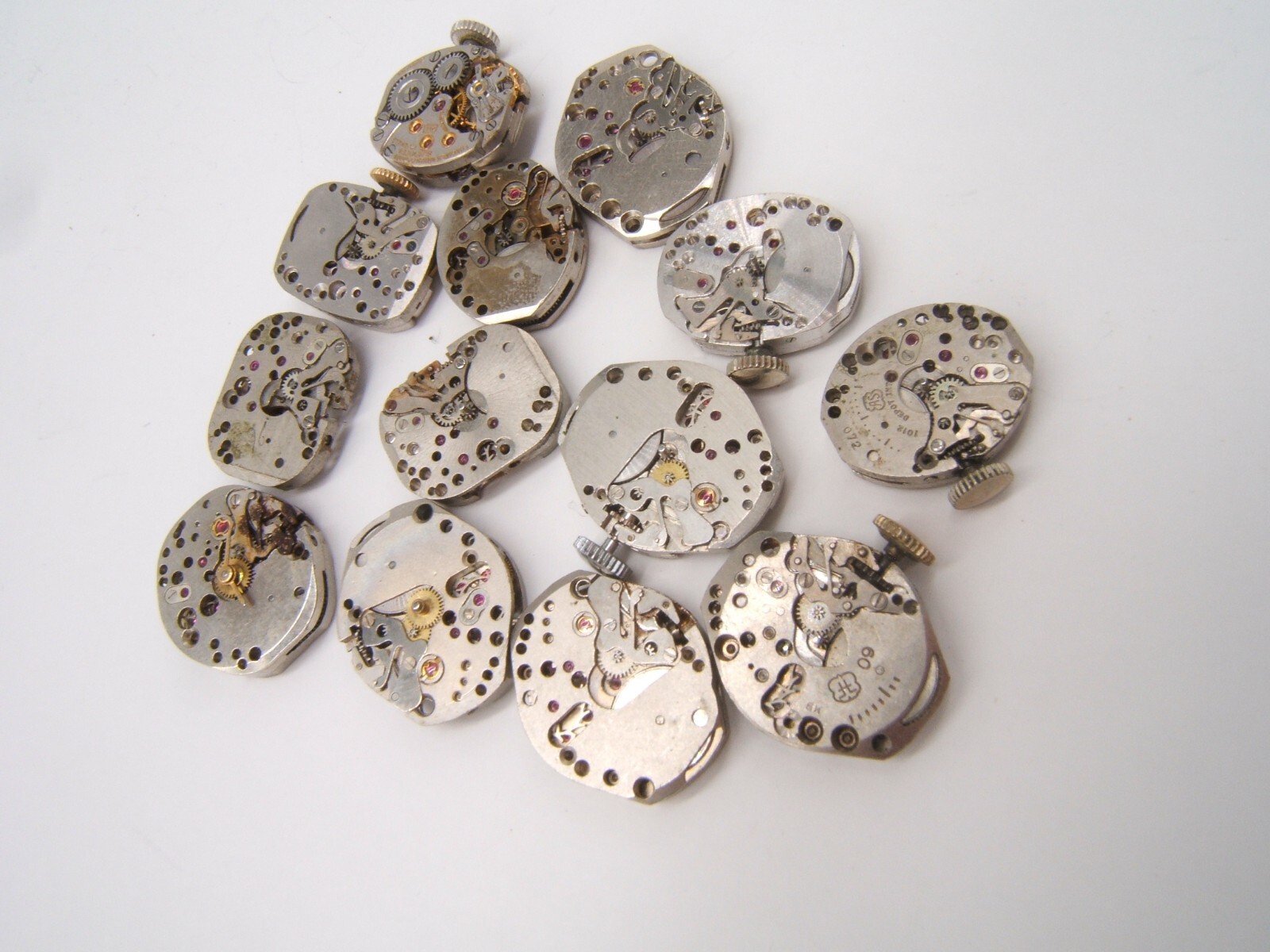 13 SMALL WOMEN’S WATCH MOVEMENTS PARTS REPAIR MECHANICAL WIND UP (LOT DE)