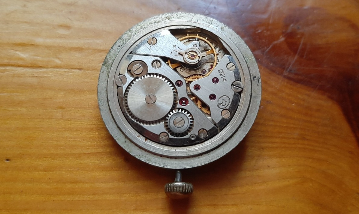 Old Soviet men’s watch mechanism USSR Wostok 2214. not work