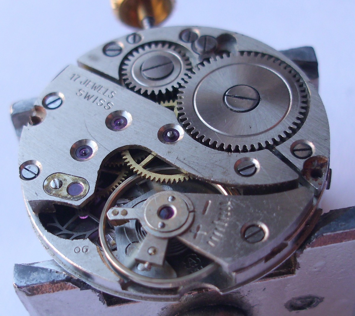 AROGNO A151 – Runing & Keep time Vintage Swiss wrist watch movement for parts