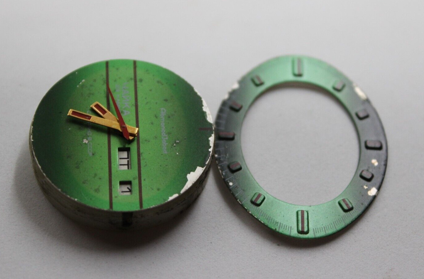 The dial with a mechanism for mens watch Chaika 2628 17 stone USSR does not work