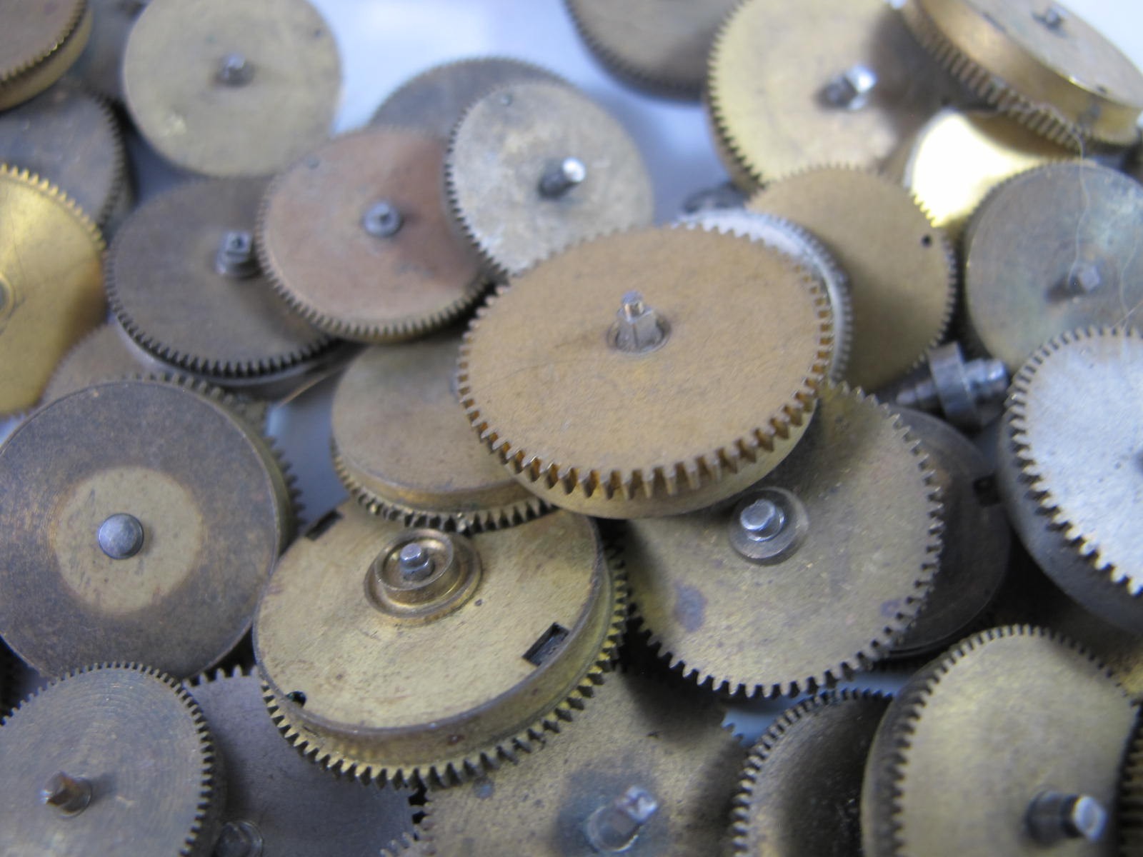 ANTIQUE GROUP OF MAINSPRING BARRELS AND BRIDGES FOR OLD POCKET WATCHES 89 PIECES