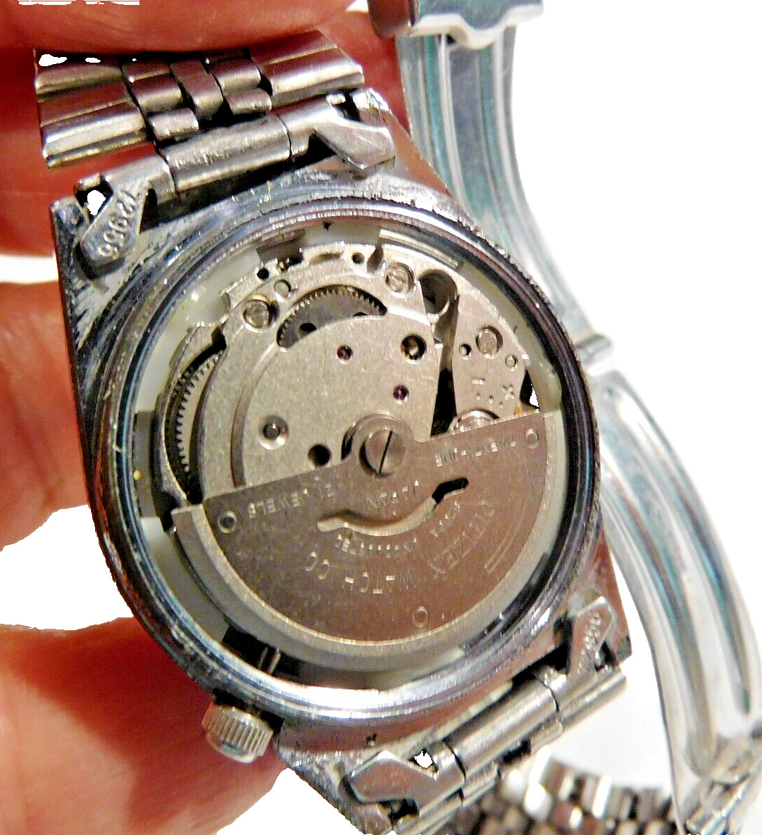 CITIZEN 8200A 21 JEWELS AUTO DAY & DATE RUNNING. NEEDS CLEANING, OIL, ADJUSTMENT