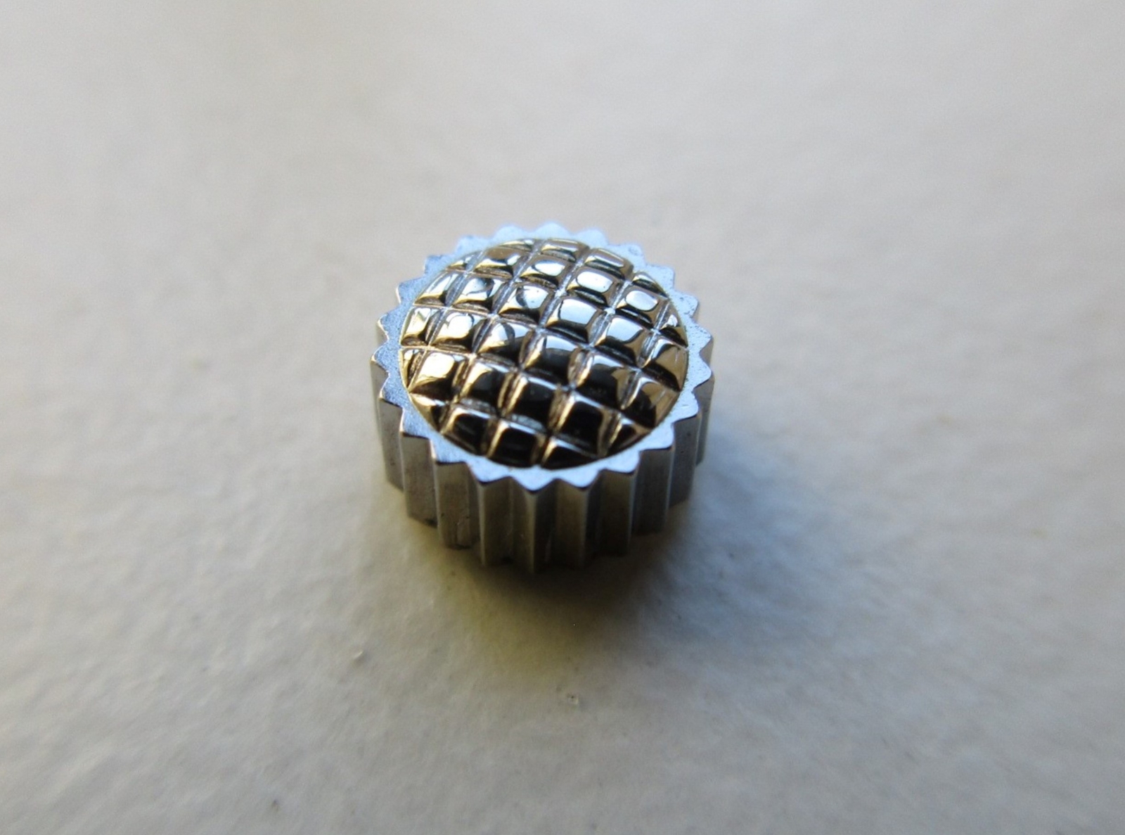 Compressor Crosshatched S/S N.O.S. watch crown D 5.5 mm – H 3.3 mm – 0.9 mm stem