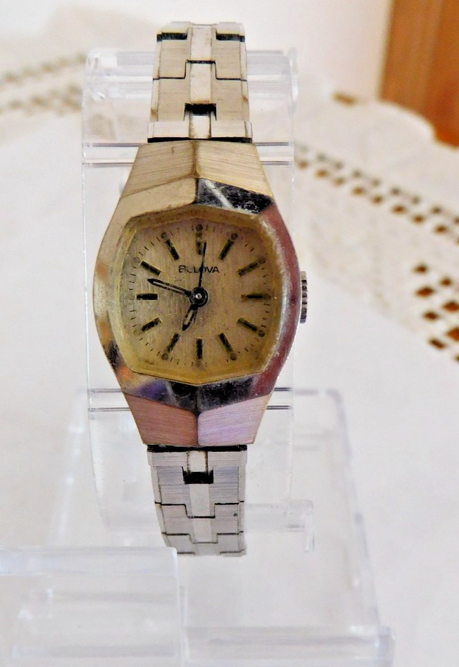 BULOVA 1081.10 17 JEWELS WATCH RUNNING. NEEDS CLEANING