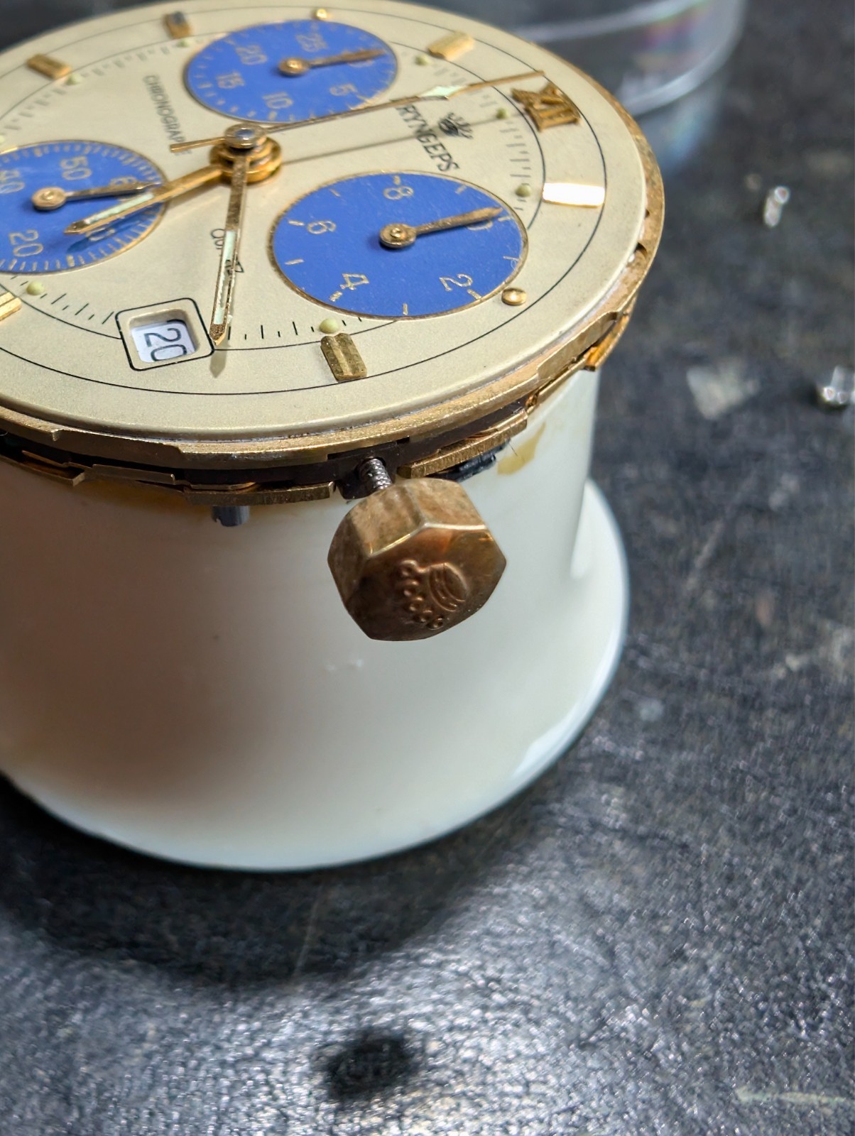 ETA – 251.272 – 22 jewels – SWISS MADE – QUARTZ