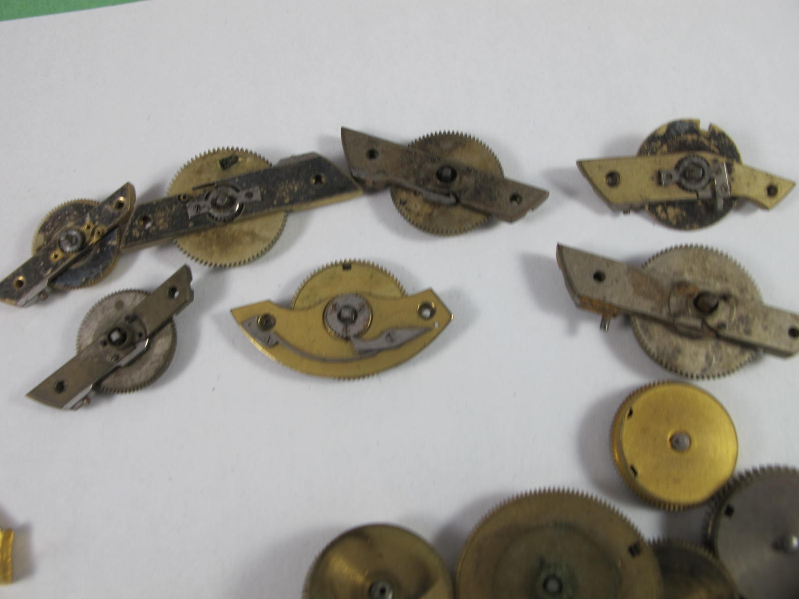 ANTIQUE GROUP OF MAINSPRING BARRELS AND BRIDGES FOR OLD POCKET WATCHES 89 PIECES