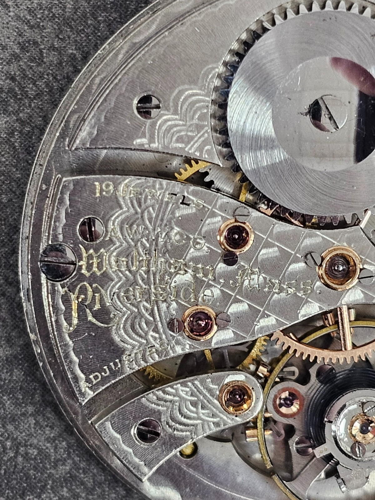BROKEN Waltham Watch Co 40mm 19 Jewels Pocket Watch Movement