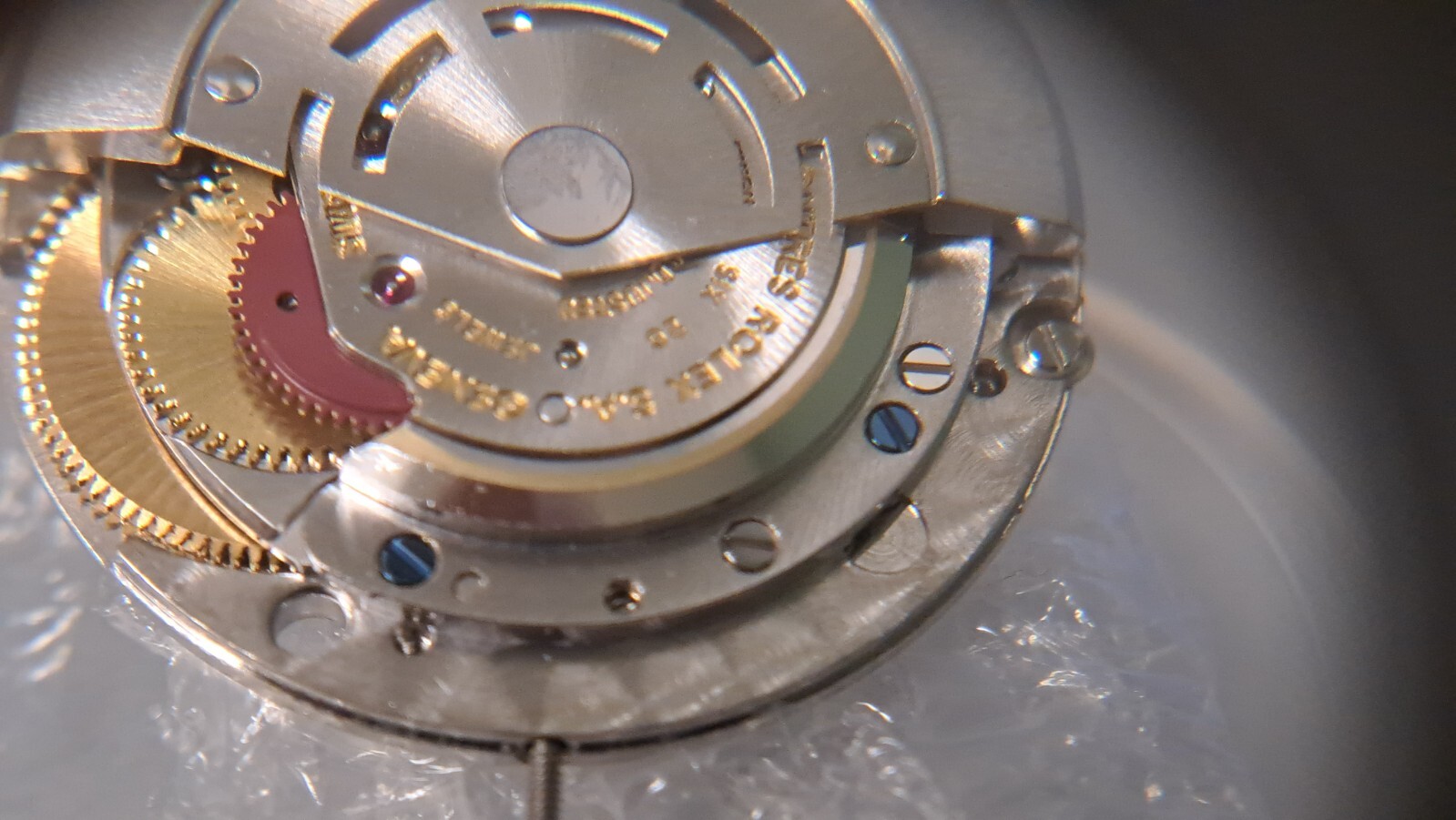 Genuine Original Rolex 1520 movement pre-owned. runs. for repair or for parts