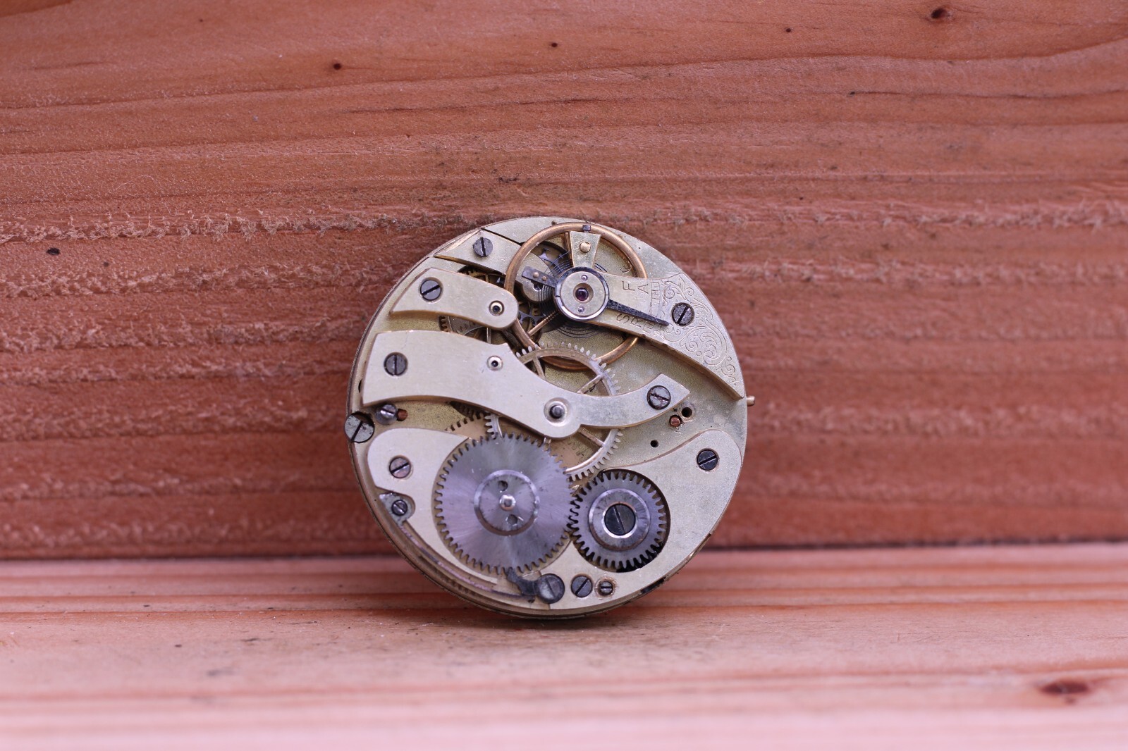SWISS ANTIQUE POCKET WATCH MOVEMENT 40.5mm FOR REPAIR (GK)