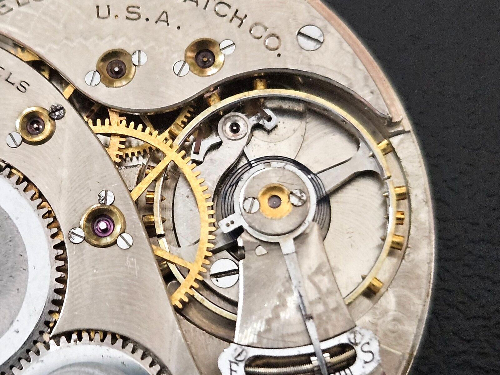 1933 ELGIN 495 OF 12s 17J WATCH MOVEMENT LOT.124
