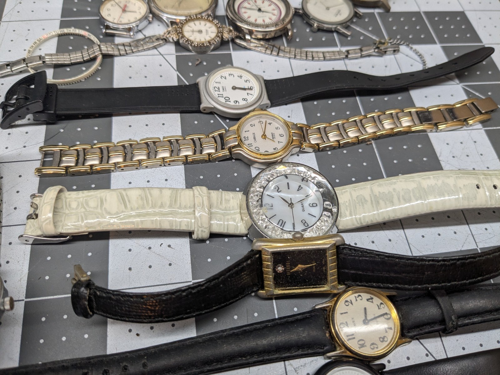 Bulk Watch Lot Timex,Fossil,Quartz Movements 25 Watches + Accessories