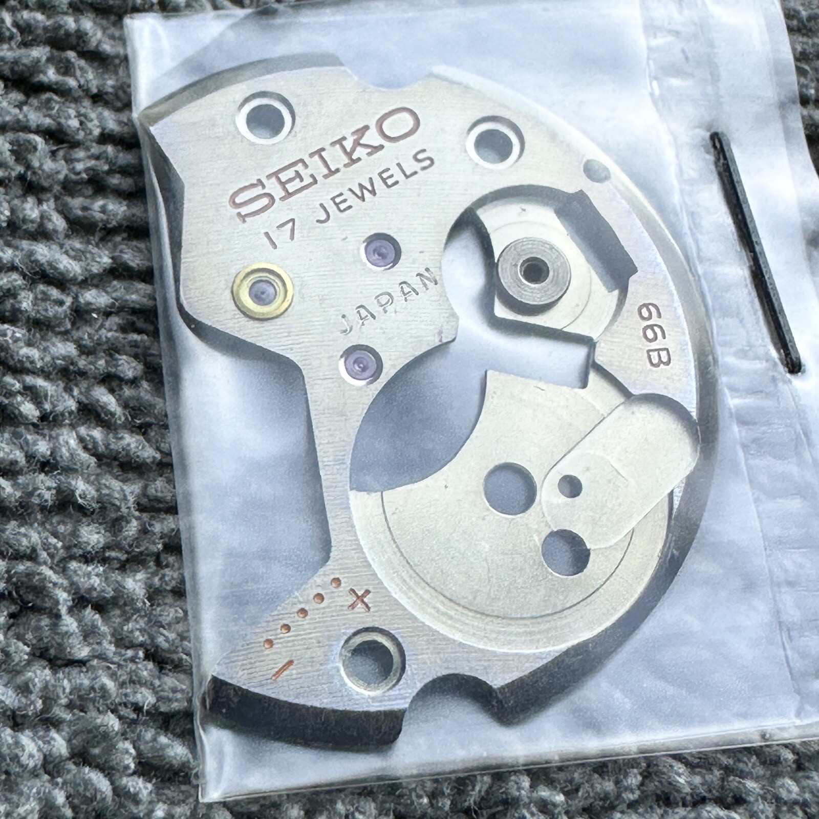 NEW OLD STOCK BARREL & TRAIN-WHEEL BRIDGE FOR VINTAGE SEIKO SPORTSMAN 66B