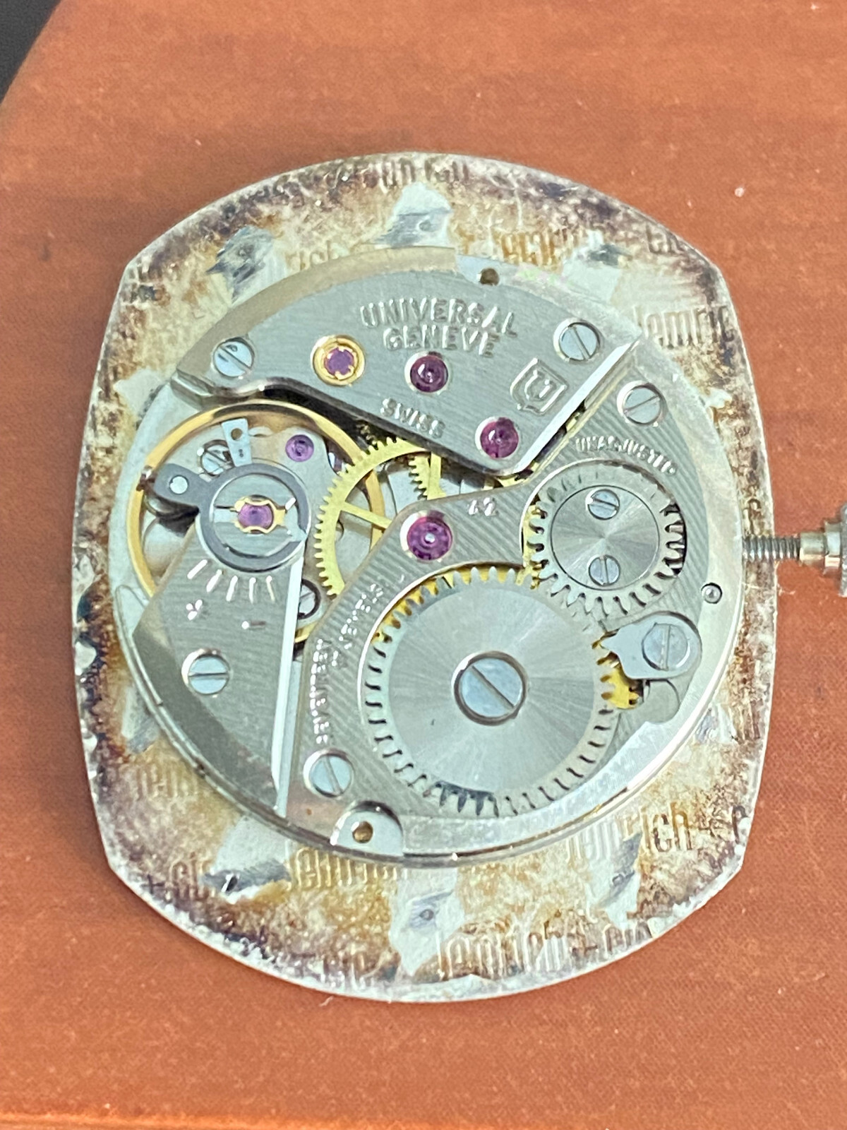 VINTAGE MEN’S UNIVERSAL GENEVE WRIST WATCH MOVEMENT, CAL. 42, KEEPING TIME , 17J