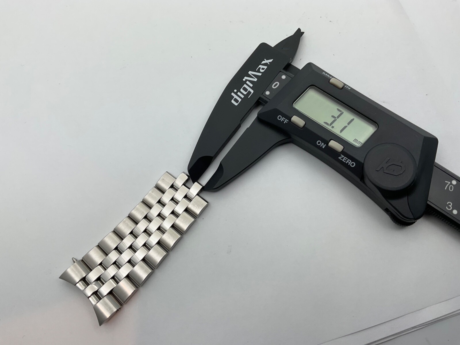 Movado Caseback # 07 1 14 1142 S/S 07.1.14.1142 Partial Band NON REMOVABLE LINKS