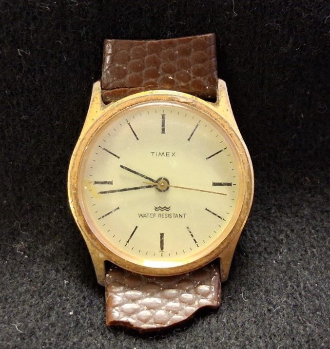 VTG TIMEX WATER RESISTANT WRISTWATCH PIECE BROKEN FOR PARTS OR FOR REPAIR WATCH