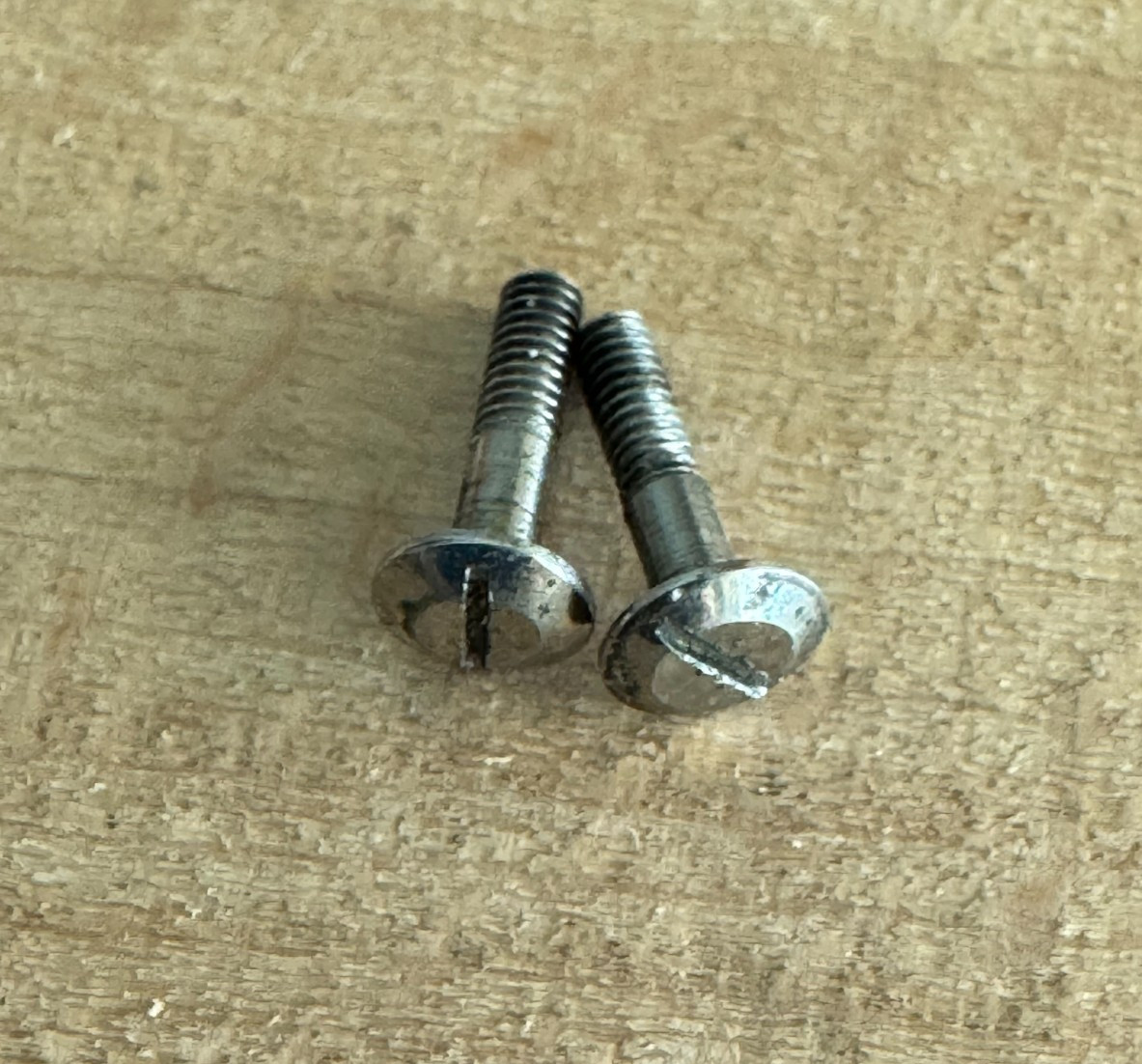 VINTAGE 16 SIZE WALTHAM WW2 VANGUARD CASE SCREWS 2 PIECES!