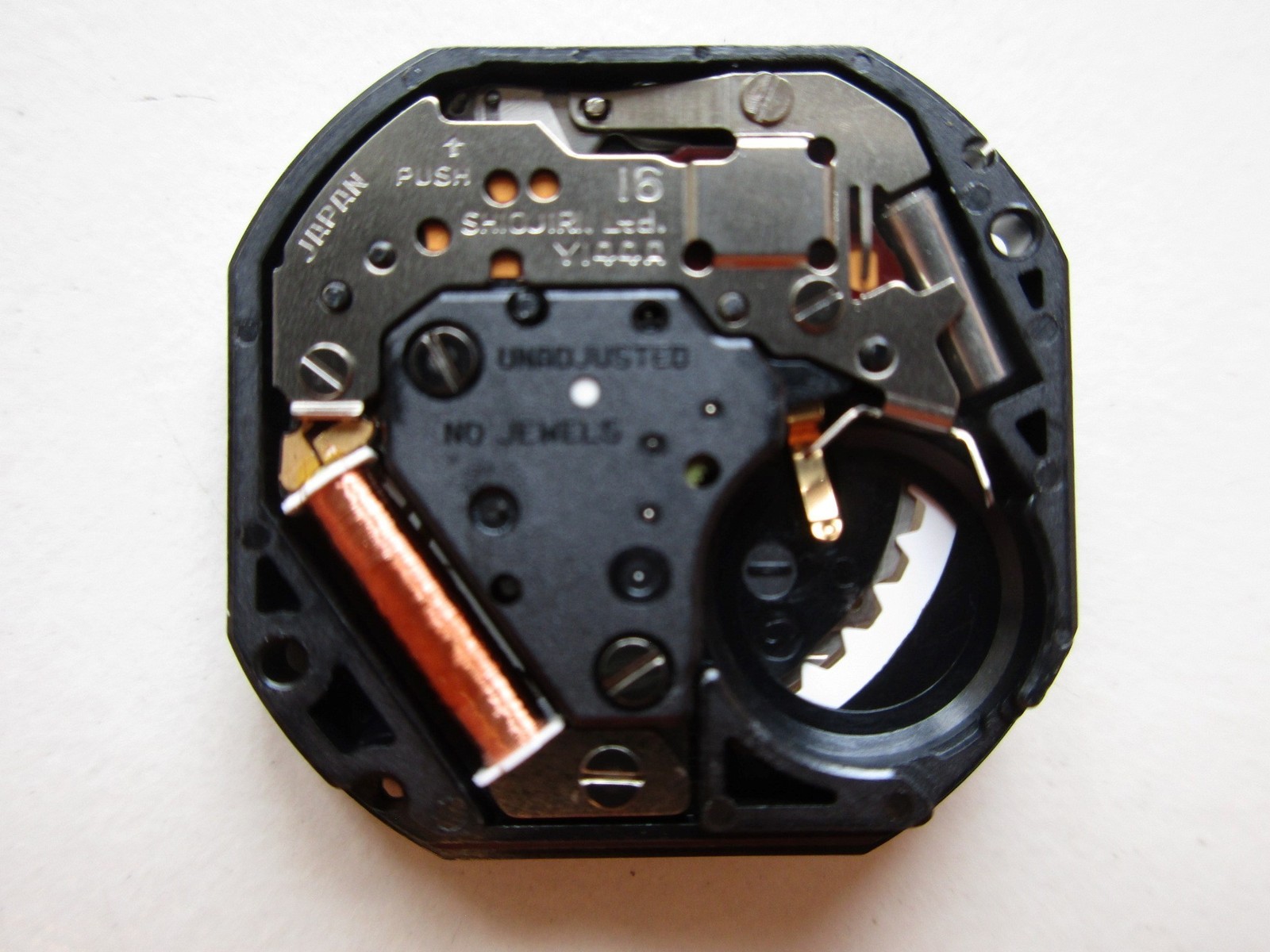 Shiojiri 11½”‘ cal. Y144A N.O.S. watch movement day at 12 – date at 3 Champagne