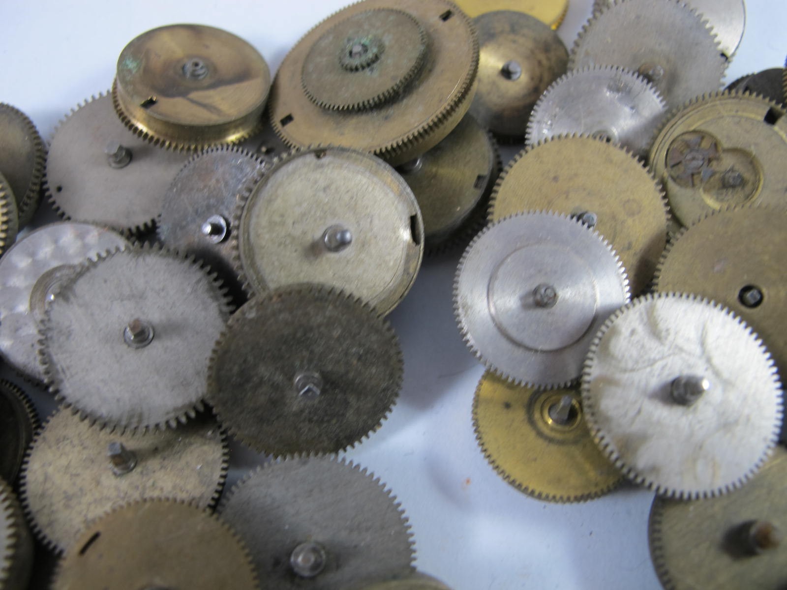 ANTIQUE GROUP OF MAINSPRING BARRELS AND BRIDGES FOR OLD POCKET WATCHES 89 PIECES