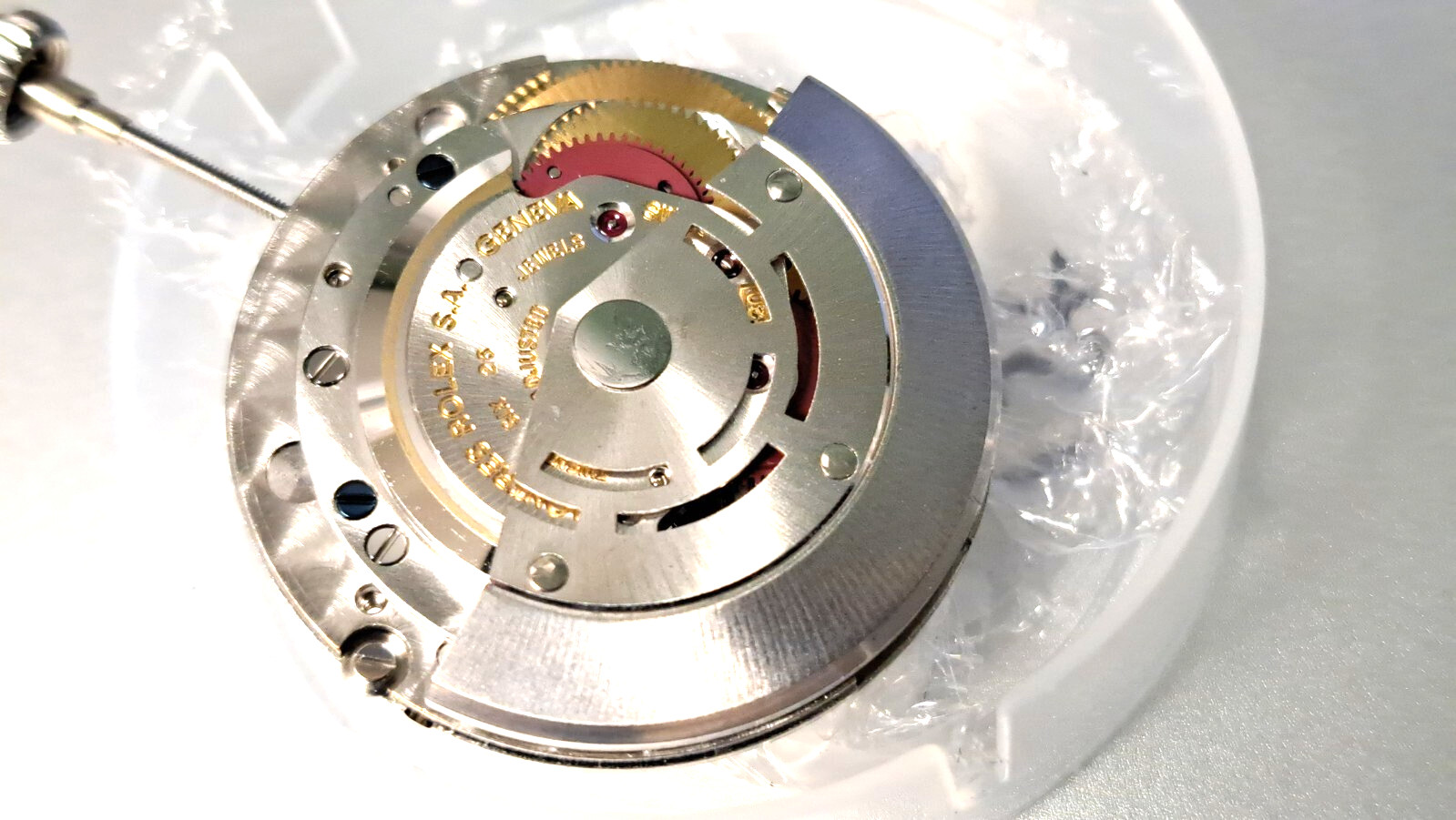 Genuine Original Rolex 1520 movement pre-owned. runs. for repair or for parts