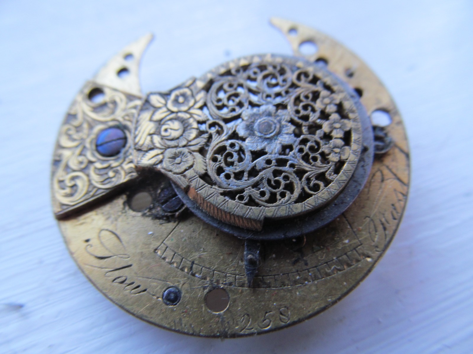 Antique Balance cock. 28mm long. 8g.