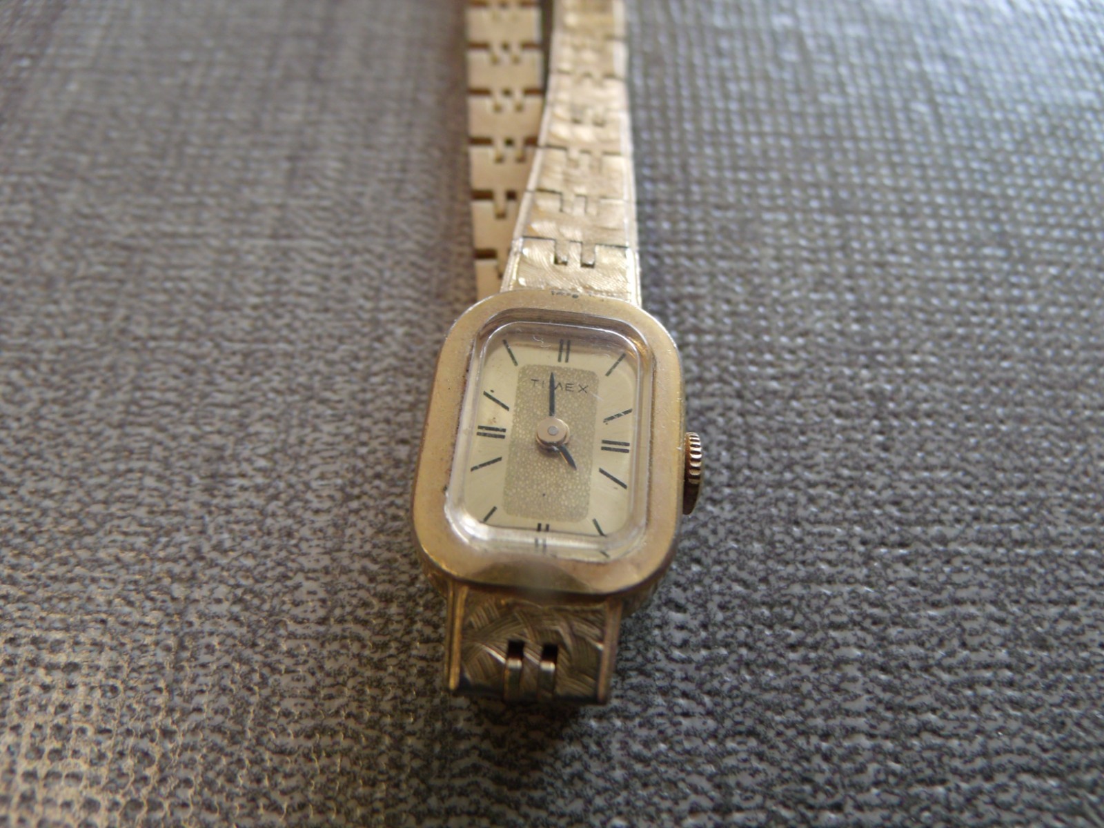 COLLECTIBLE WOMEN’S TIMEX GOLD COLORED WRISTWATCH FOR PARTS OR REPAIR