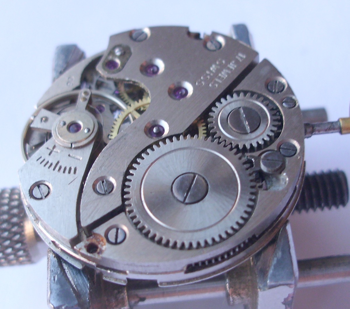 AROGNO A151 – Runing & Keep time Vintage Swiss wrist watch movement for parts
