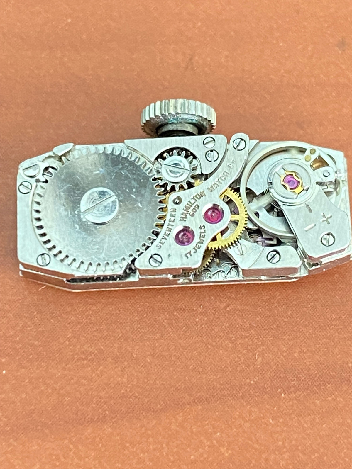 VINTAGE LADIES WRIST WATCH MOVEMENT, CAL. 609, KEEPING TIME, 17 JEWEL