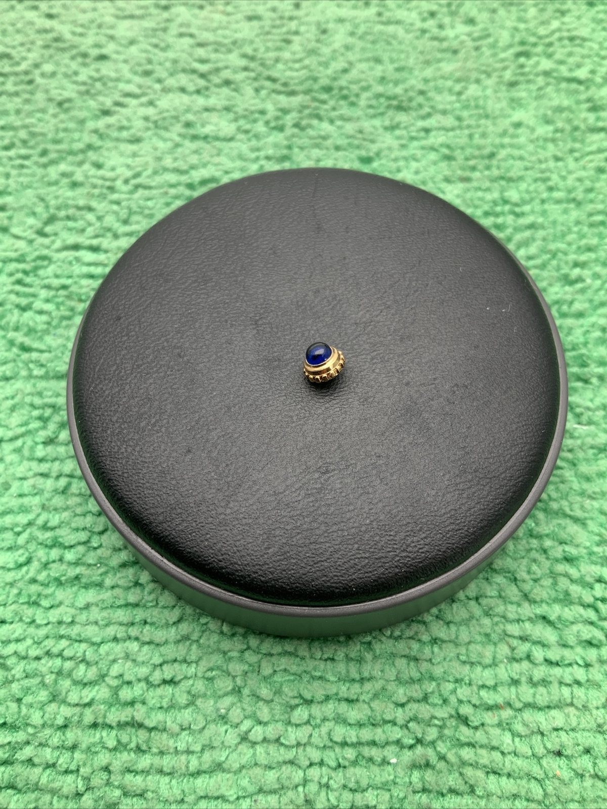 Cartier Crown Gold With Blue Stone 4.50mm, T.10, 089686, SRP 3157