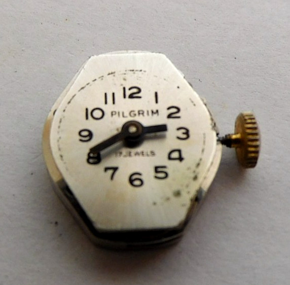 UT 28 A MOVMENT WITH DIAL & HANDS FOR PARTS or REPAIR. 17 JEWELS. USED