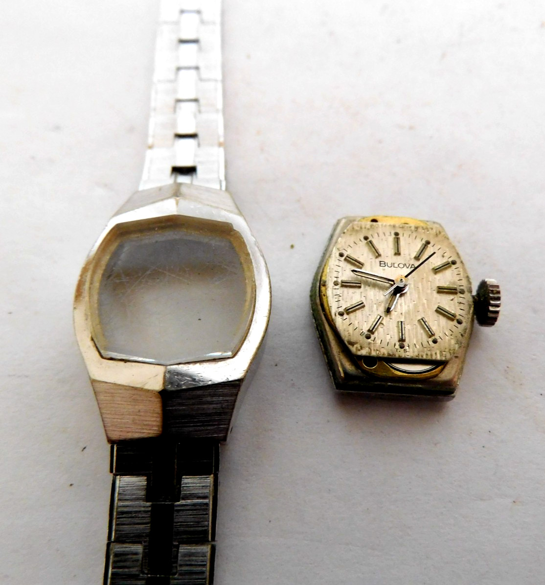 BULOVA 1081.10 17 JEWELS WATCH RUNNING. NEEDS CLEANING