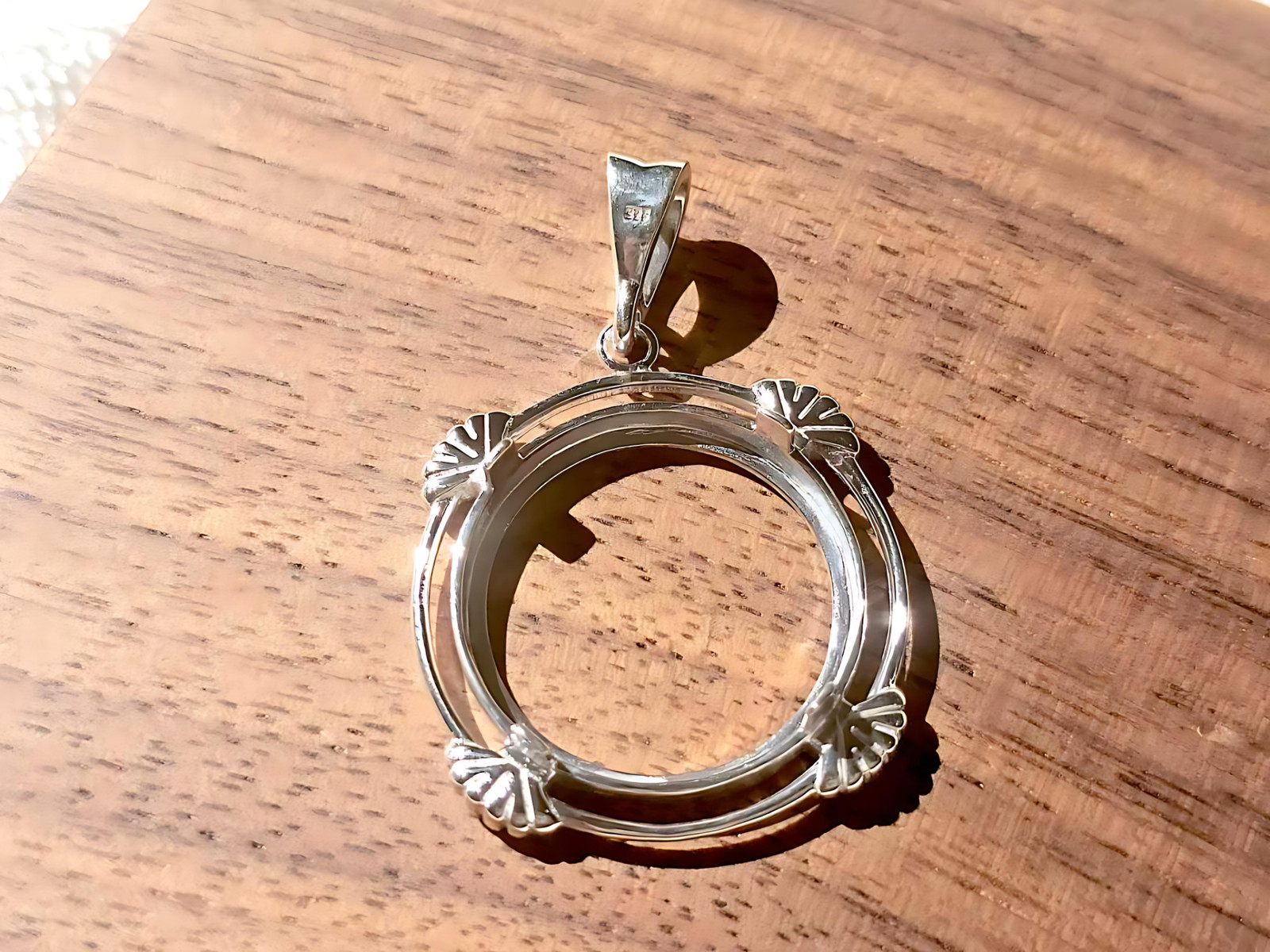 925 Sterling Silver Prong Back Clamshell Edge Bezel for 22mm Nickel 5 Cent Coins