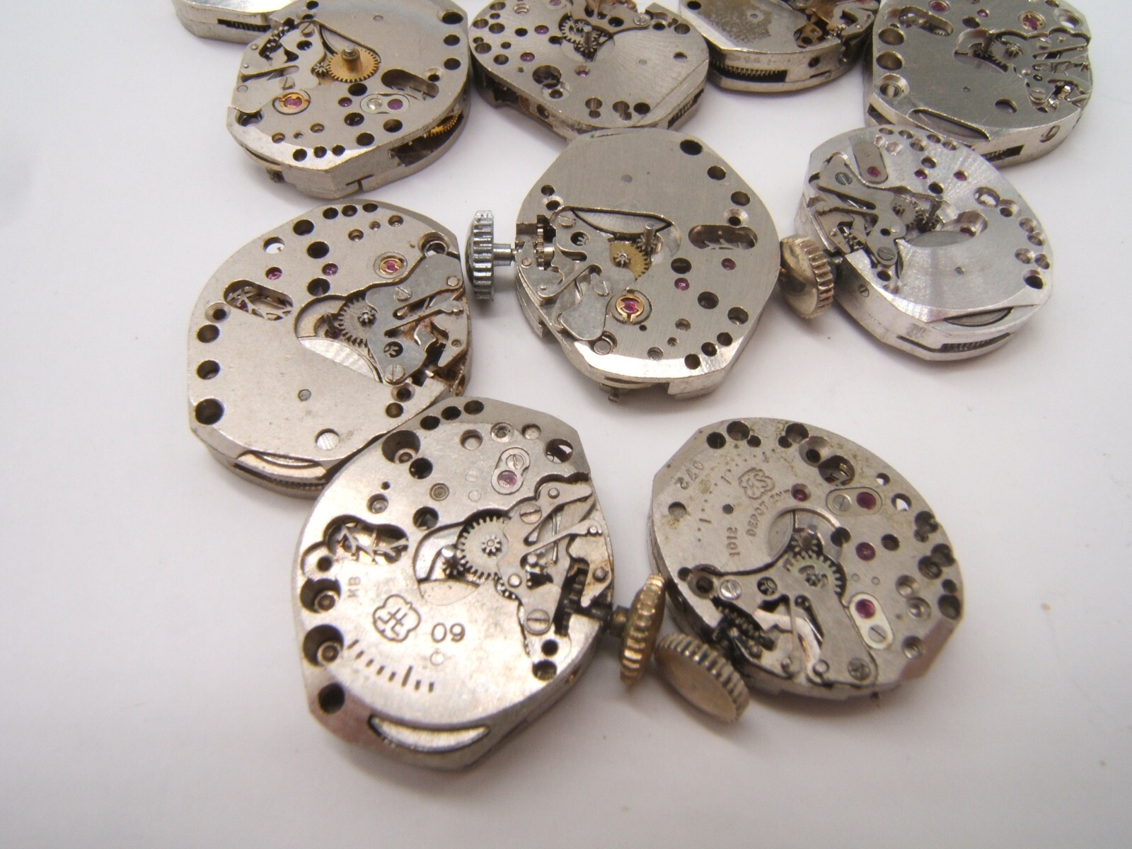 13 SMALL WOMEN’S WATCH MOVEMENTS PARTS REPAIR MECHANICAL WIND UP (LOT DE)