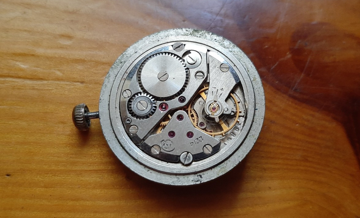 Old Soviet men’s watch mechanism USSR Wostok 2214. not work