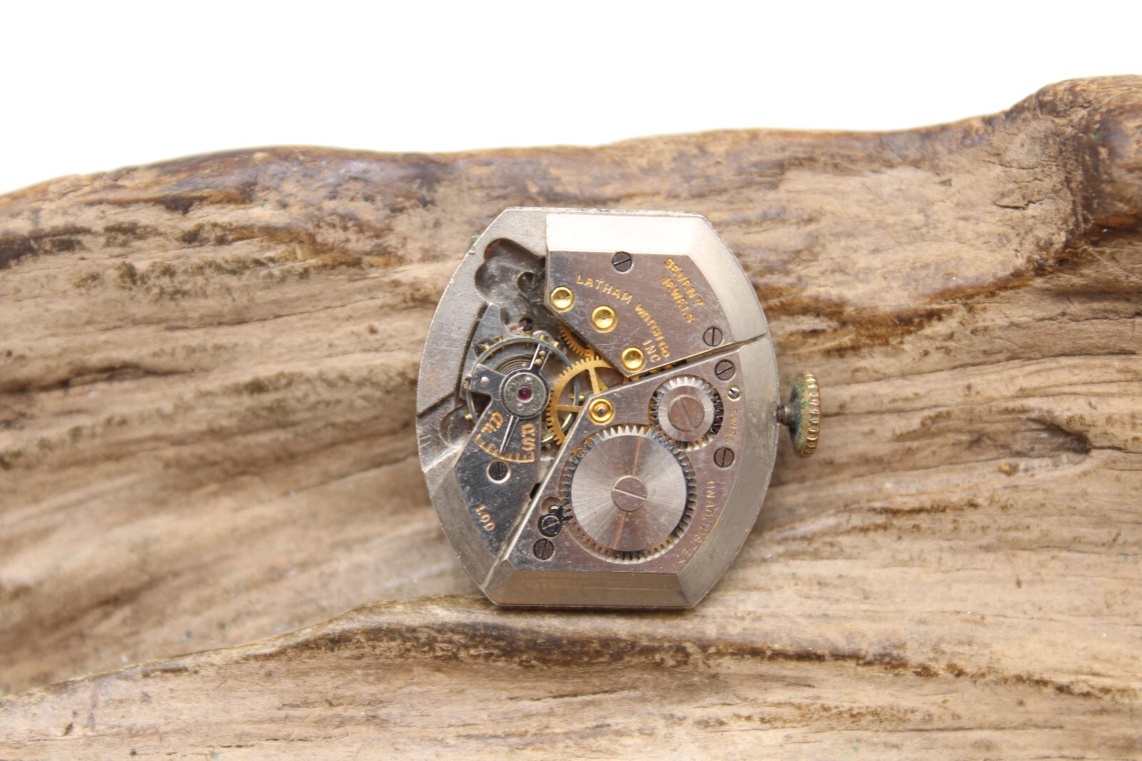 LATHAM SWISS WATCH MOVEMENT 7j 23×26.1mm LOD FOR REPAIR (LO3)