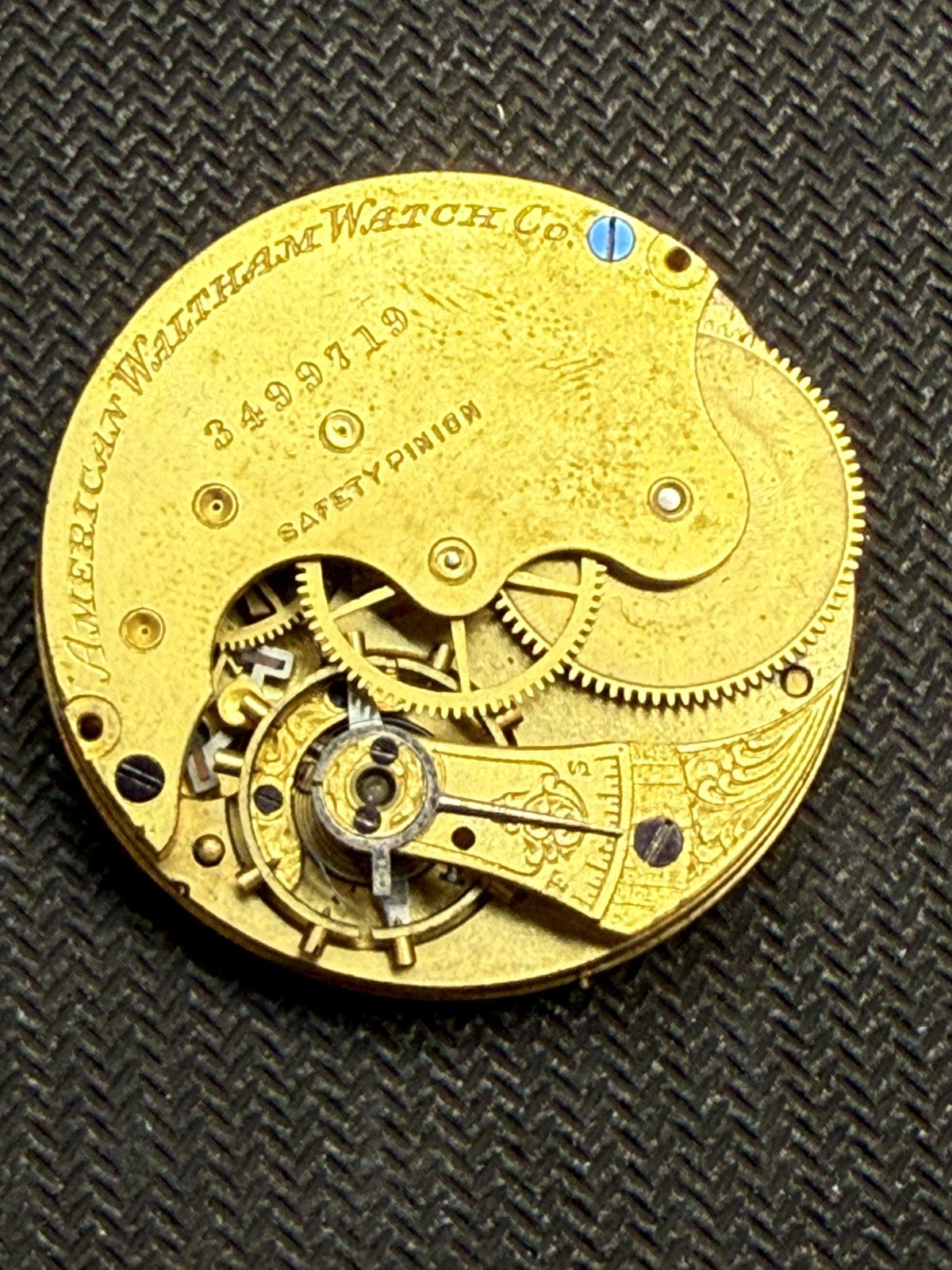 American Watch Co Waltham: size 6 – Good dial, broken staff, good dial