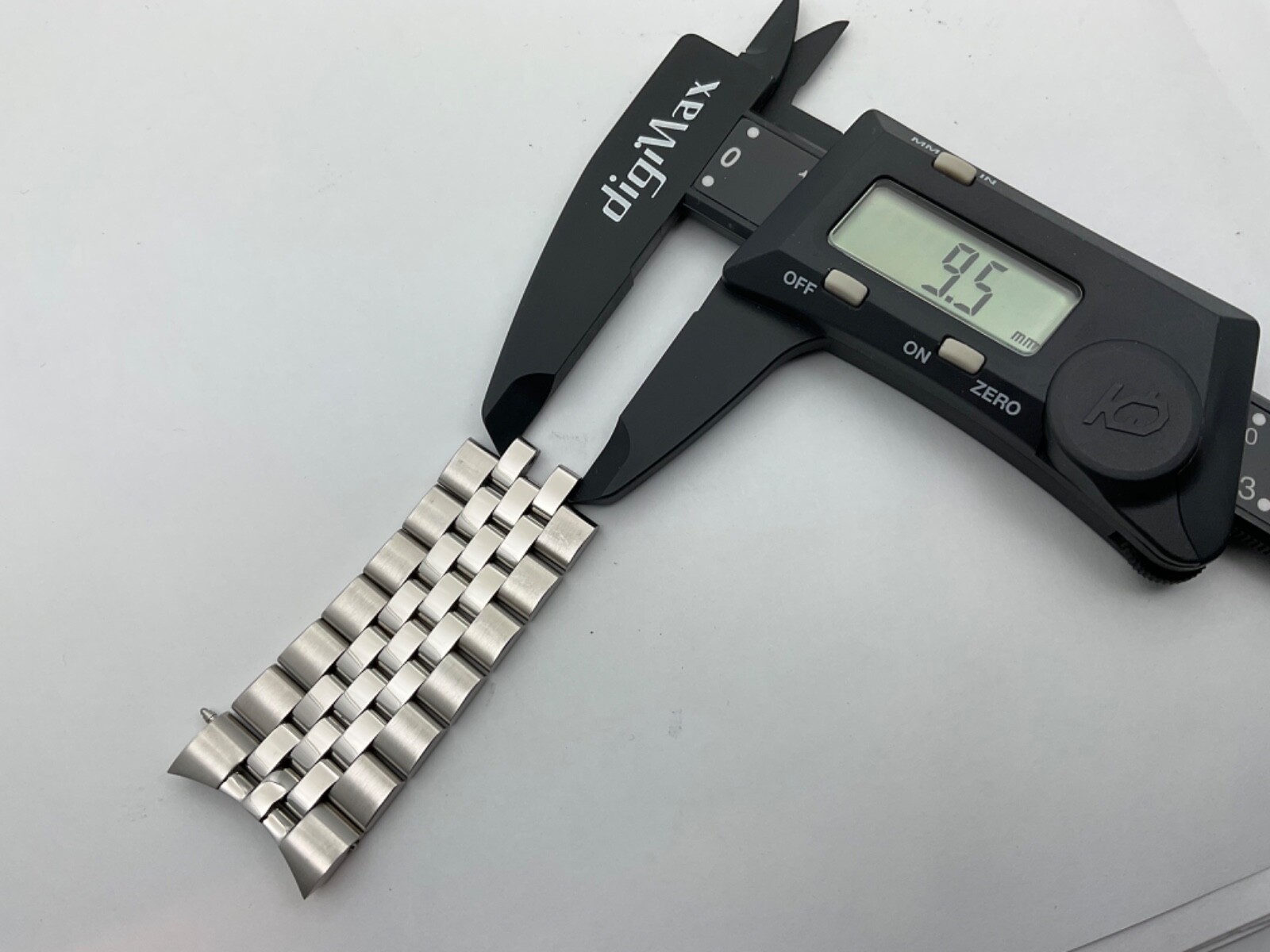 Movado Caseback # 07 1 14 1142 S/S 07.1.14.1142 Partial Band NON REMOVABLE LINKS