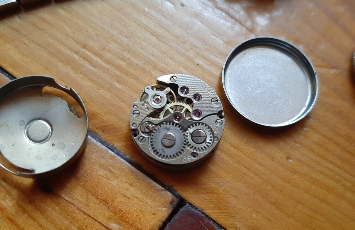 2 old Soviet mechanisms of women’s watches Chaika and Zaria watches. Not working