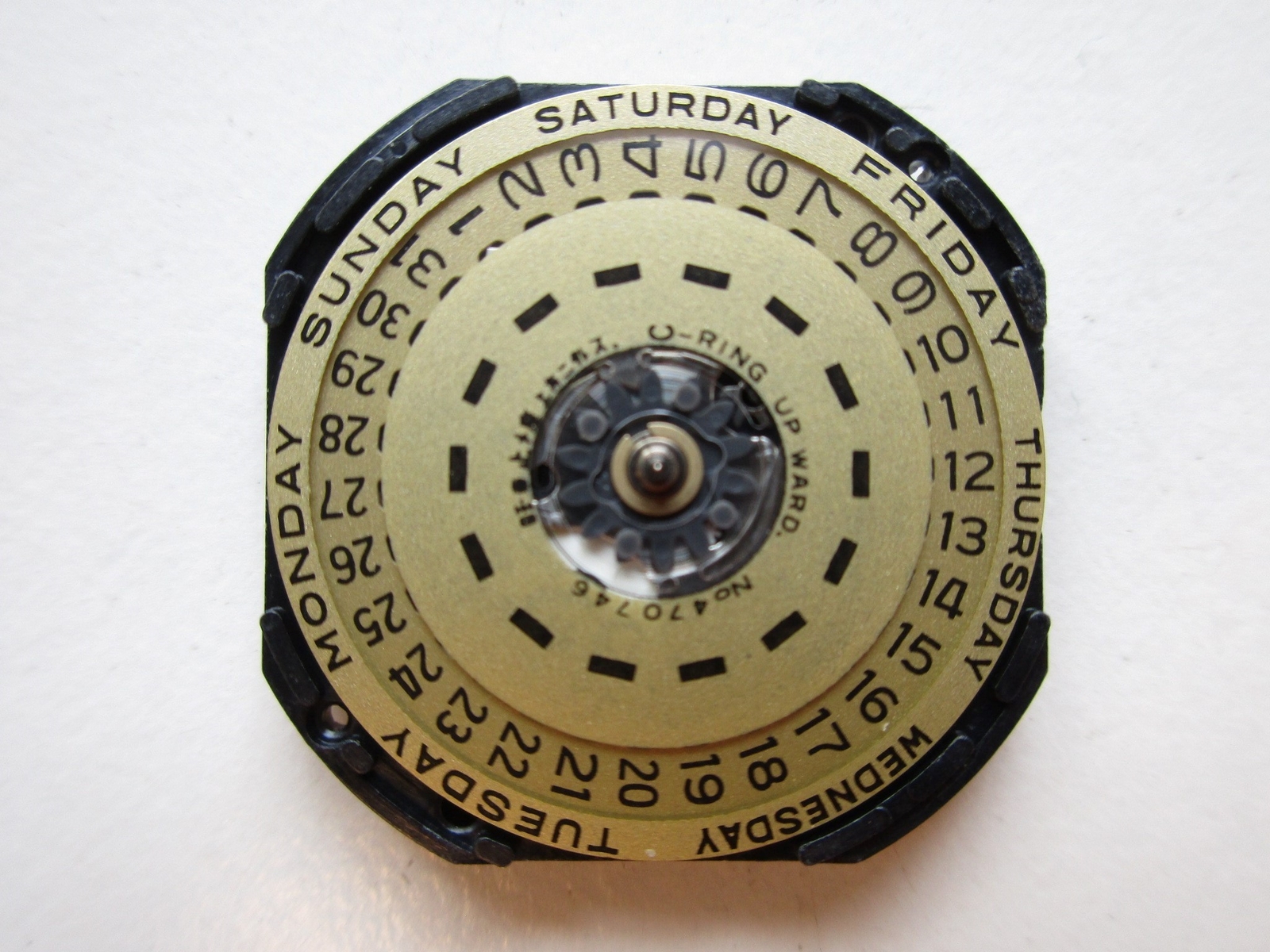 Shiojiri 11½”‘ cal. Y144A N.O.S. watch movement day at 12 – date at 3 Champagne