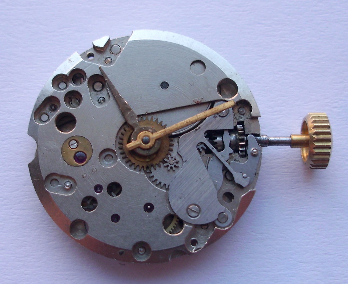 AROGNO A151 – Runing & Keep time Vintage Swiss wrist watch movement for parts
