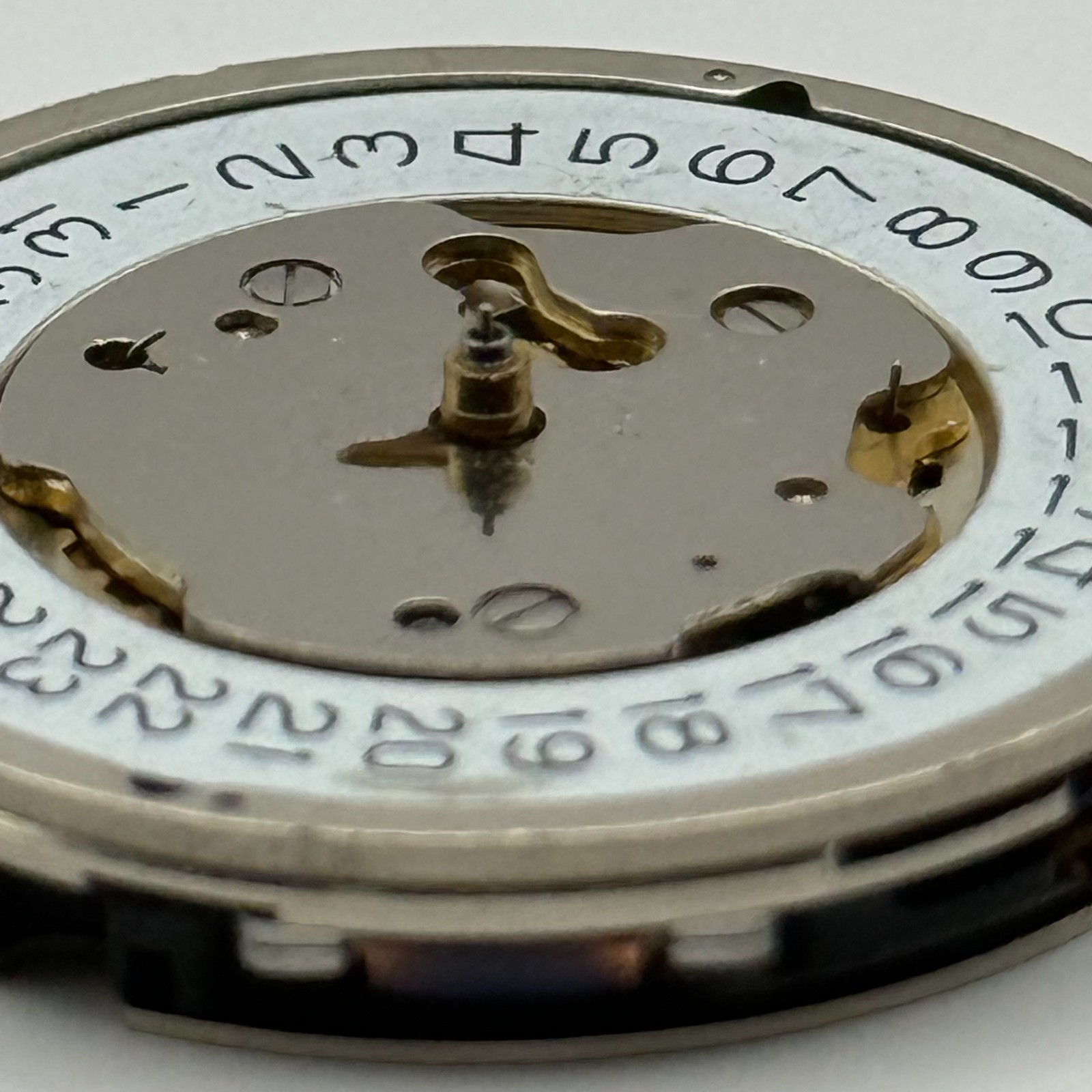 Ronda 5040.D Watch Movement Quartz Swiss Date 6 Jewels Vintage Parts 28.4mm