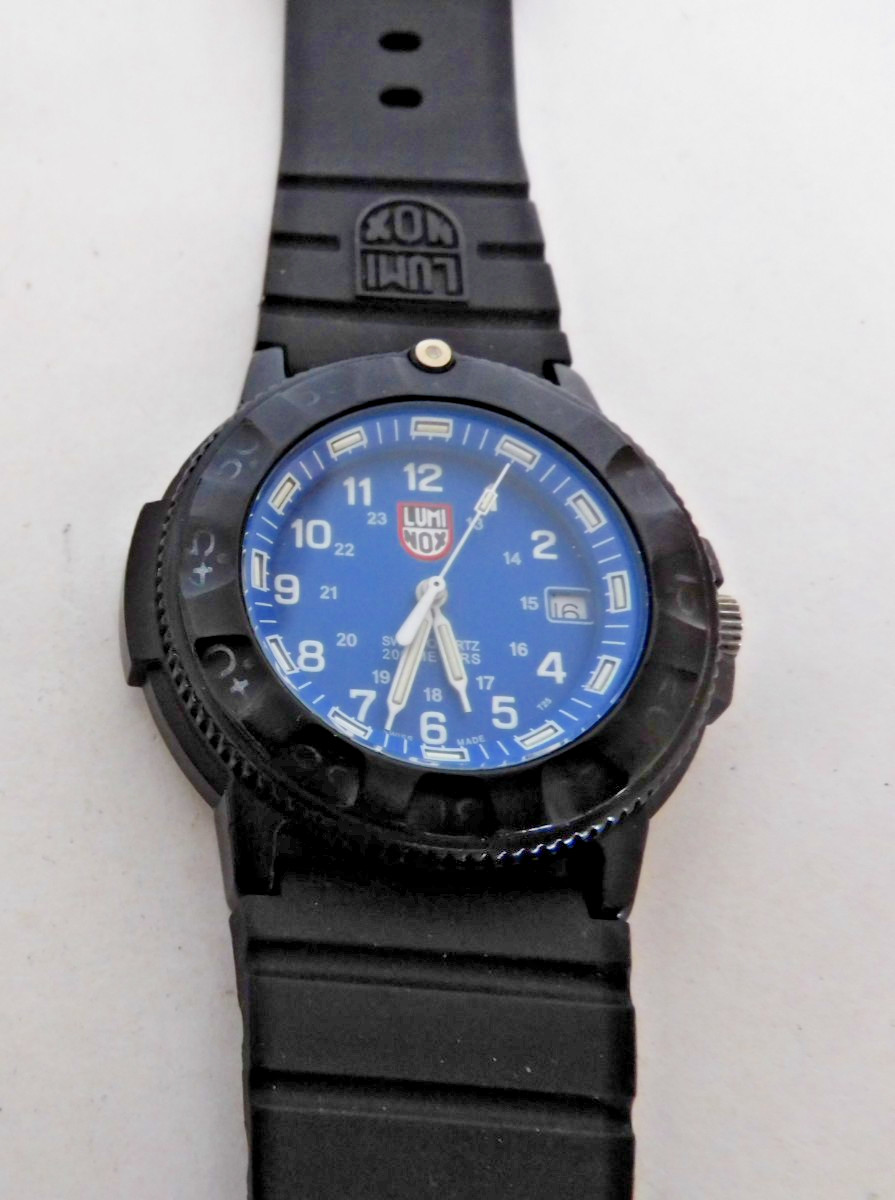 GENTS LUMINOX SWISS QUARTZ & DATE SEIRES #3000/3900. RUNNING NEEDS CLEANING.
