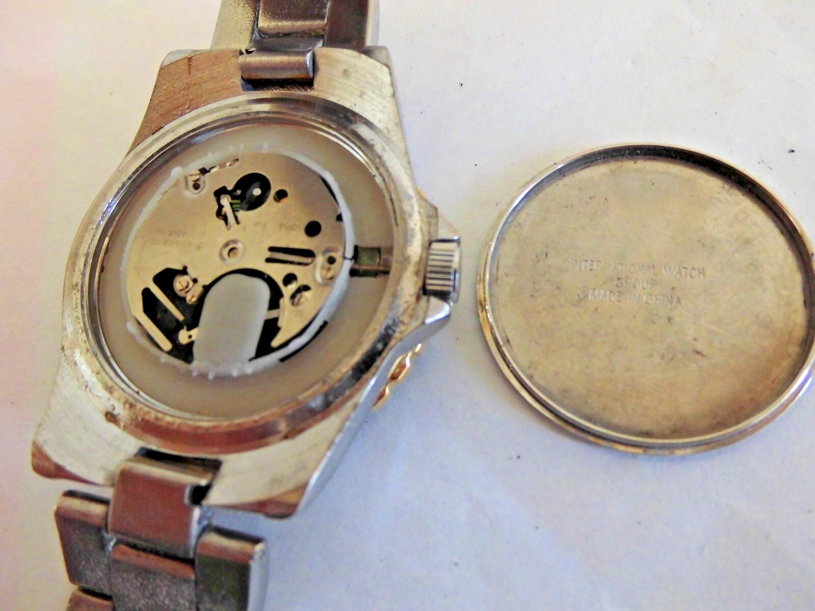 GENTS JOHN WEITZ QUARTZ DATE MOVMENT ESA # 2320. FOR PARTS or REPAIR.