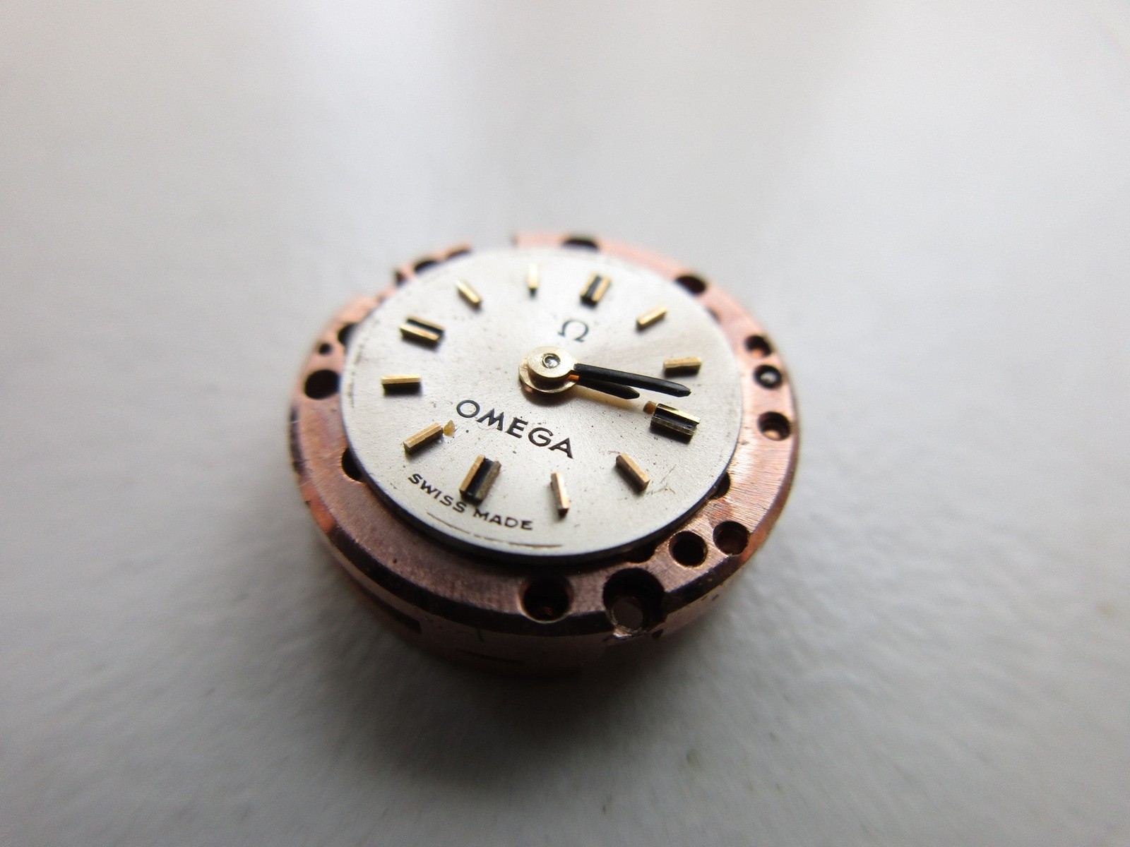 Omega cal. 640 Swiss backwind watch movement – parts missing