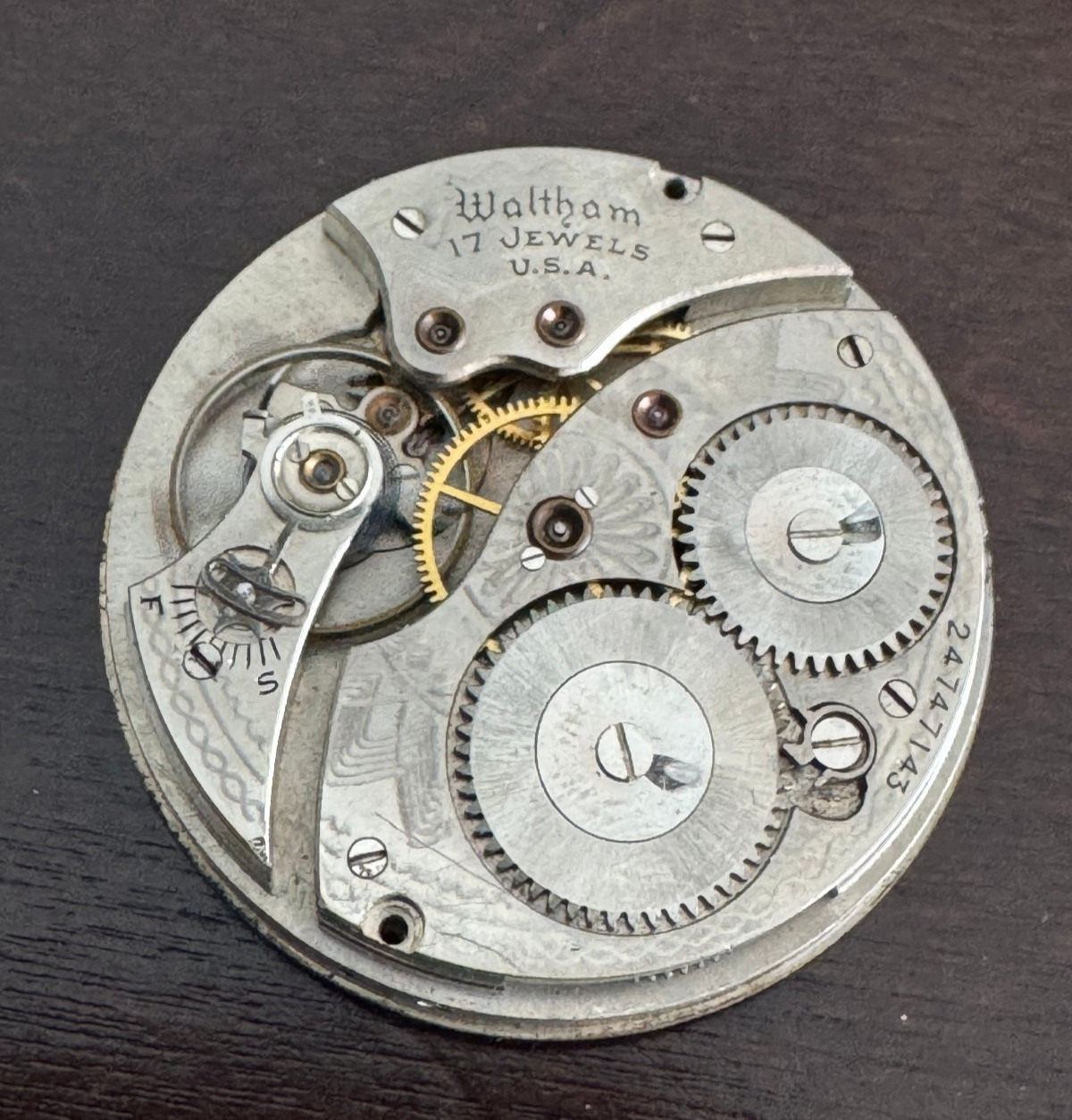 VINTAGE 12 SIZE WALTHAM POCKET WATCH MOVEMENT GR. 225 KEEPING TIME 17 JEWEL