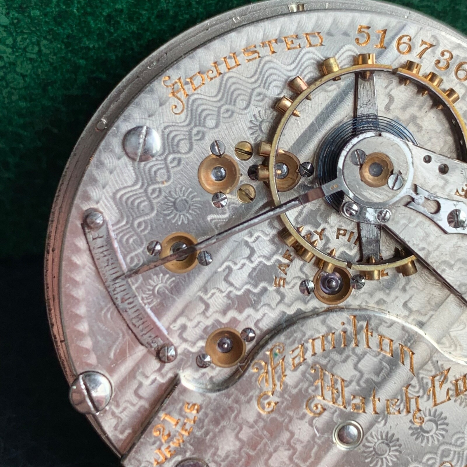 Hamilton Grade 940 18S 21 Jewels Pocket Watch Movement Runs