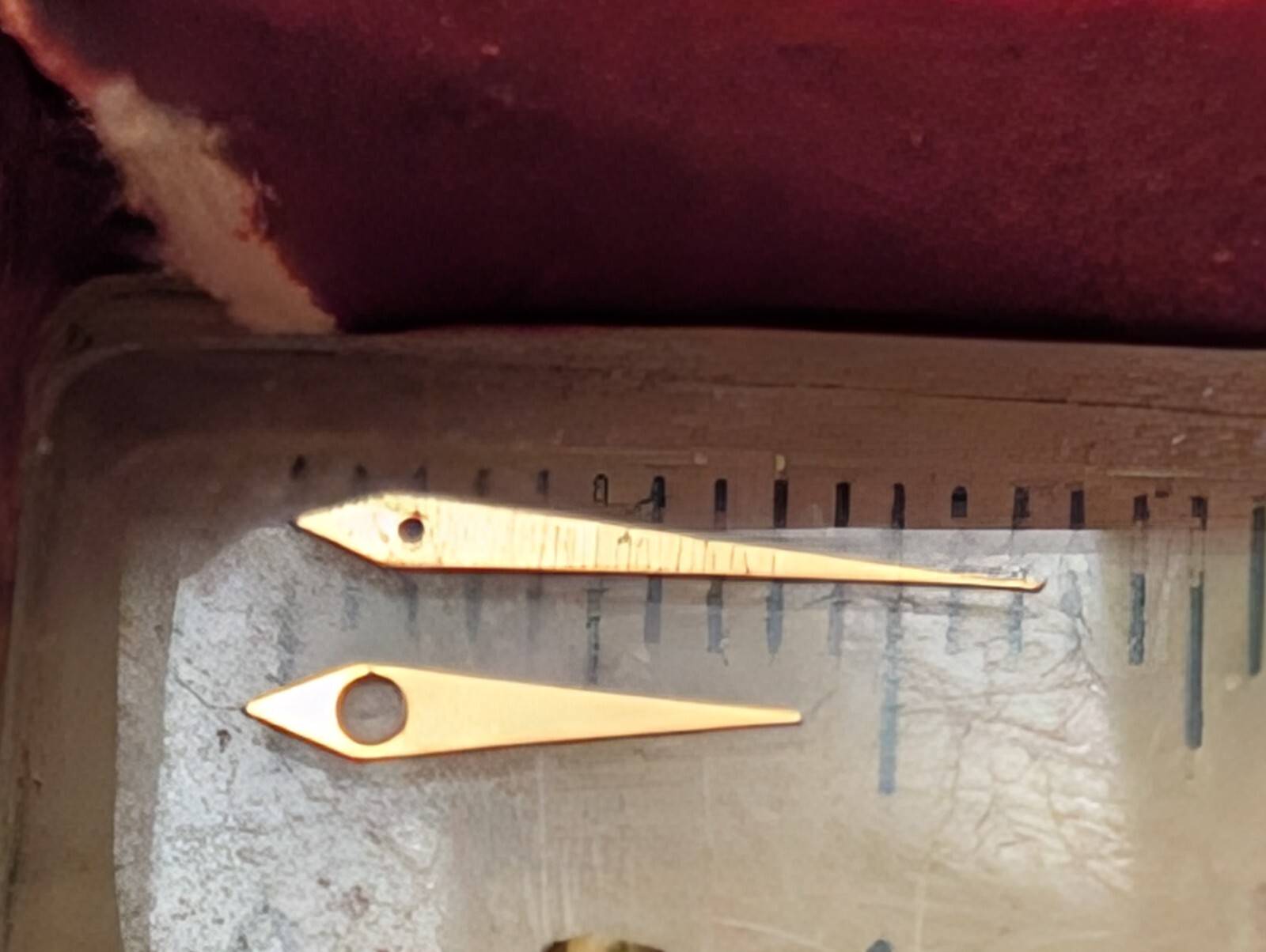 Piaget 9P hands 6.5mm hour hand and 10mm minute hand, yellow/Dauphin