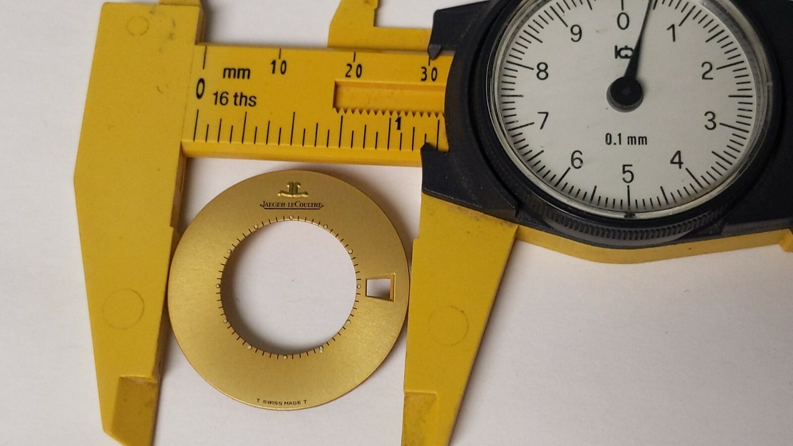 Jaeger Lecoultre DIAL YELLOW. date window at 3. feet at 4 and 8 o’clock approx.
